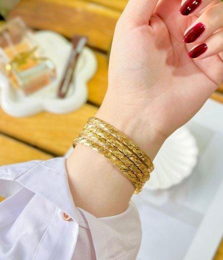مجموعة 4 أساور مطلية بالذهب 💎، يمكن ارتداؤها منفردة أو معًا. تصميم أنثوي بسيط وراقي.