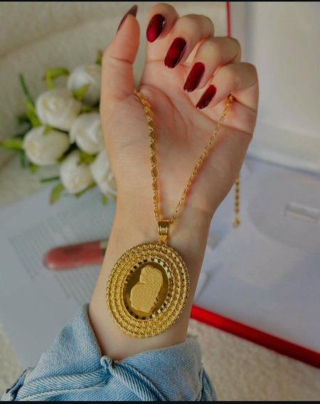 سلسلة ذهبية فاخرة مع قلادة