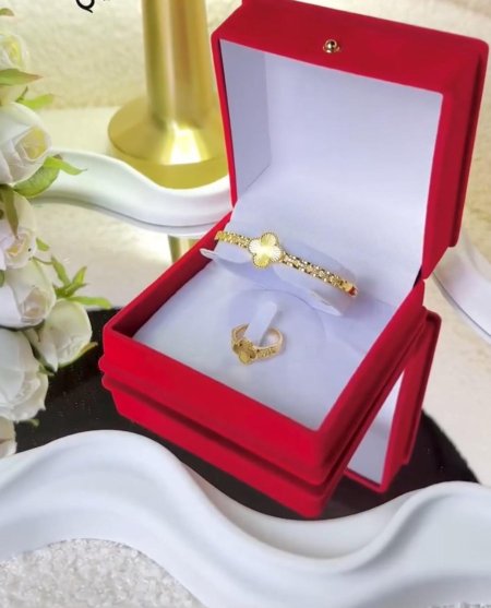 طقم راقي بزخارف شرقية أنثوية 🌸، مطلي بماء الذهب. يتكون من أسورة + خاتم.
