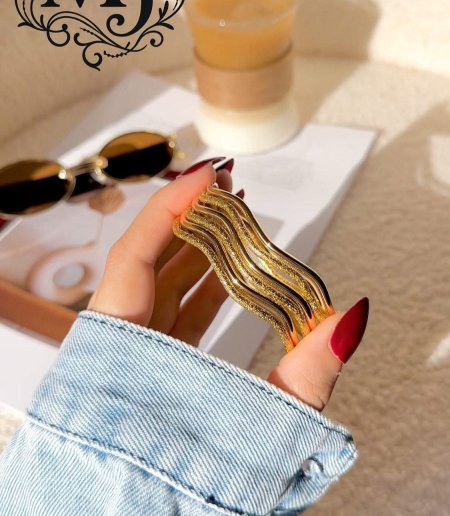 ستة إساور ذهبية بتصميم مموج عصري وأنيق – قطعة فريدة لإطلالة راقية ومميزة.